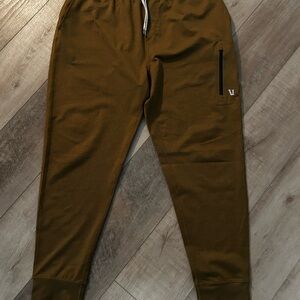 Vuori Men's Tan Joggers with Side Pocket
